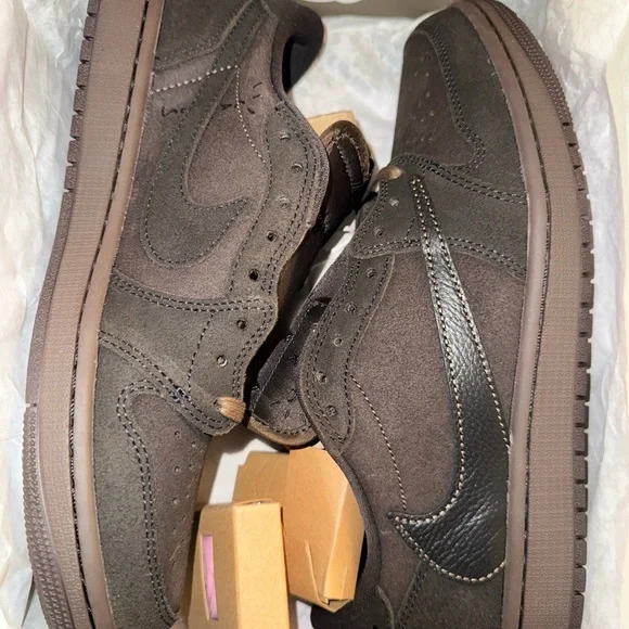 Travis Scott Jordan 1 low (brown velvet pre release)